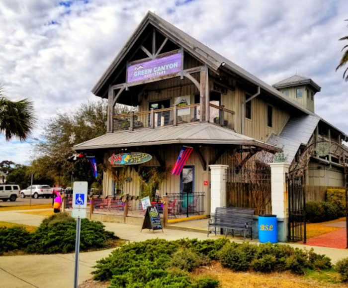 Take A Scenic Drive To Cuz’s Old Town Oyster Bar And Grill In Mississippi