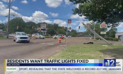 South Jackson residents frustrated with damaged traffic light